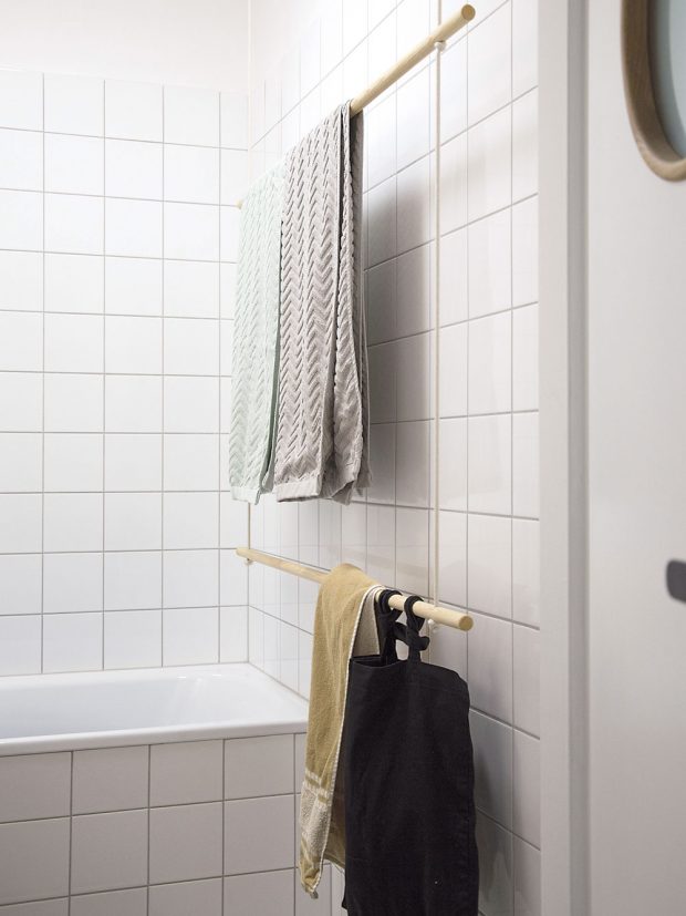 Zajímavým zpestřením koupelny je věšák na ručníky, který tvoří dřevěné tyče a pevnější provaz. FOTO SCHWESTERN