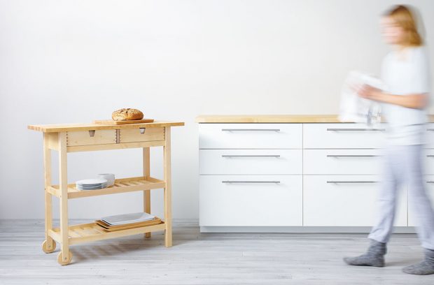 Praktický kuchyňský servírovací stolek FORHOJA ze světlého březového dřeva vám poskytne další úložný prostor. Zásuvky se dají vytáhnout z obou stran a díky dvěma kolečkům si ho přesunete tam, kde se vám to zrovna hodí. Foto Ikea