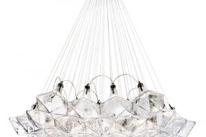 Společnost Lasvit je výrobcem dalšího originálního kusu návrháře Moritze Waldemeyera. Lustr tvoří šestiúhelníkové skleněné díly, podobné diamantu. Všechny komponenty, uvnitř kterých jsou umístěny světelné zdroje, vystupují jako jednotné geometrické dílo. Foto Lasvit