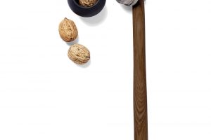 Louskáček na ořechy Nut Hammer od dánské značky Menu vyrobený ze dřeva, nerezové oceli a gumy, 1 245 Kč, www.designville.cz Foto designville