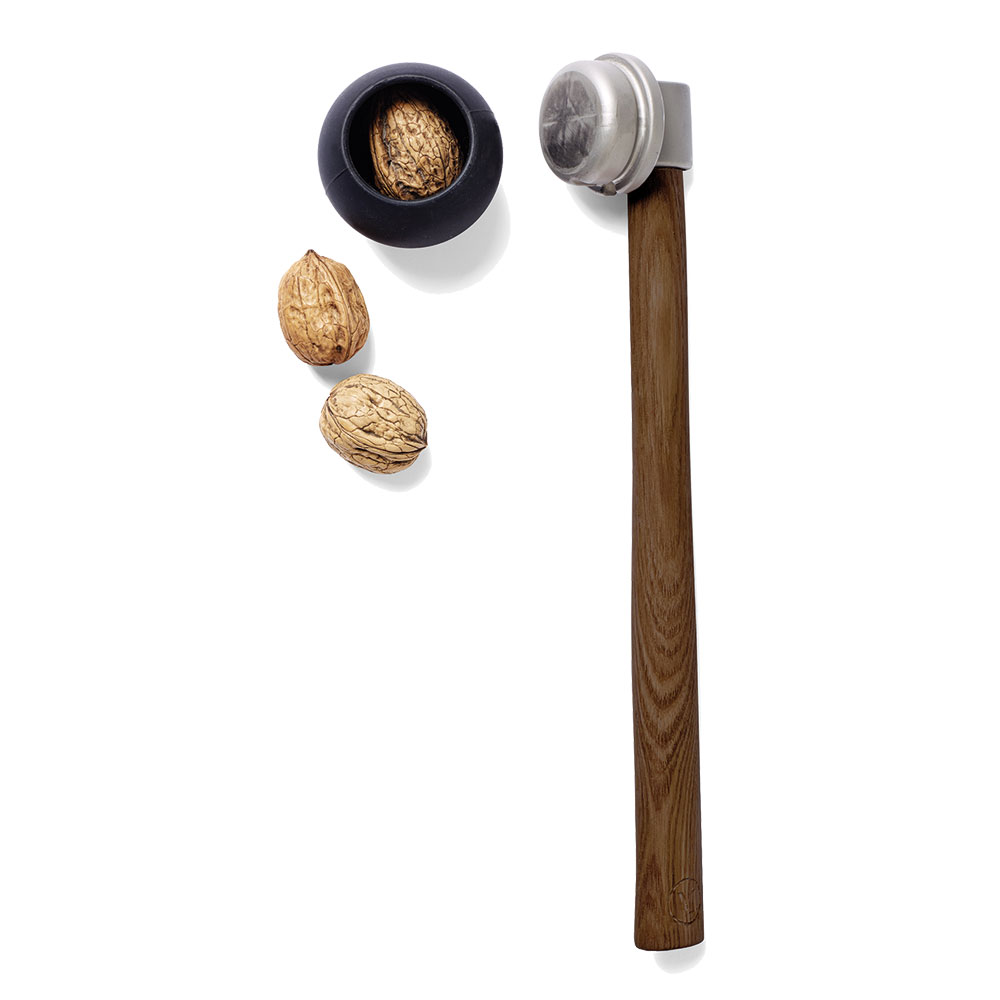 Louskáček na ořechy Nut Hammer od dánské značky Menu vyrobený ze dřeva, nerezové oceli a gumy, 1 245 Kč, www.designville.cz Foto designville