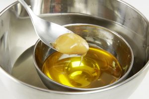3. MED Přidáme lžičku tekutého medu. Ingredience by měly být z ověřeného zdroje, aby pokožka nezareagovala alergicky.