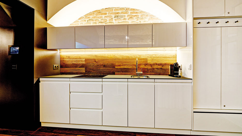 Kuchyň je i přes velikost prostorů komfortní a nabízí veškeré vybavení. FOTO Kamil Saliba