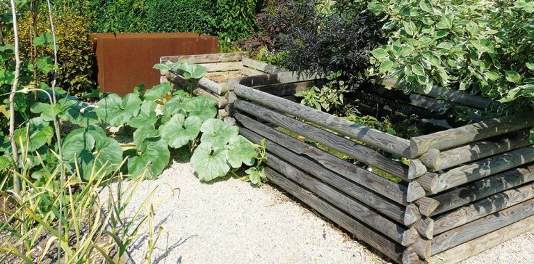 Kompostovací plochu lze začlenit například do užitkové zahrady. Zahradní kompost zcela nahradí jakékoli syntetické hnojivo. foto Lucie Peukertová