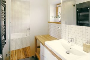 Koupelna svými materiály a barvami přirozeně navazuje na zbytek interiéru i exteriéru. Foto MarDou