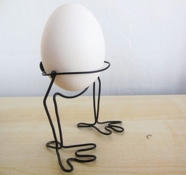 Stojánek na vejce, vysoký cca 6 cm, je vyrobený ze železného drátu s antikorozní úpravou. Za 49 Kč ho zakoupíte na www.fler.cz/shop/dr-atenik