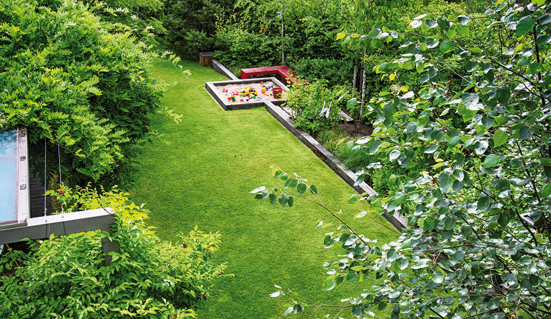 Minimalistická zahrada s červeným akcentem