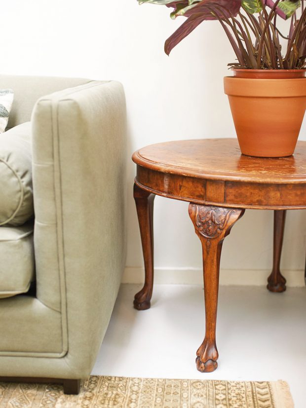 Majitel se nebál doplnit „retro“ prostor starožitným kusem nábytku – odkládacím stolkem. FOTO Westwing Home & Living
