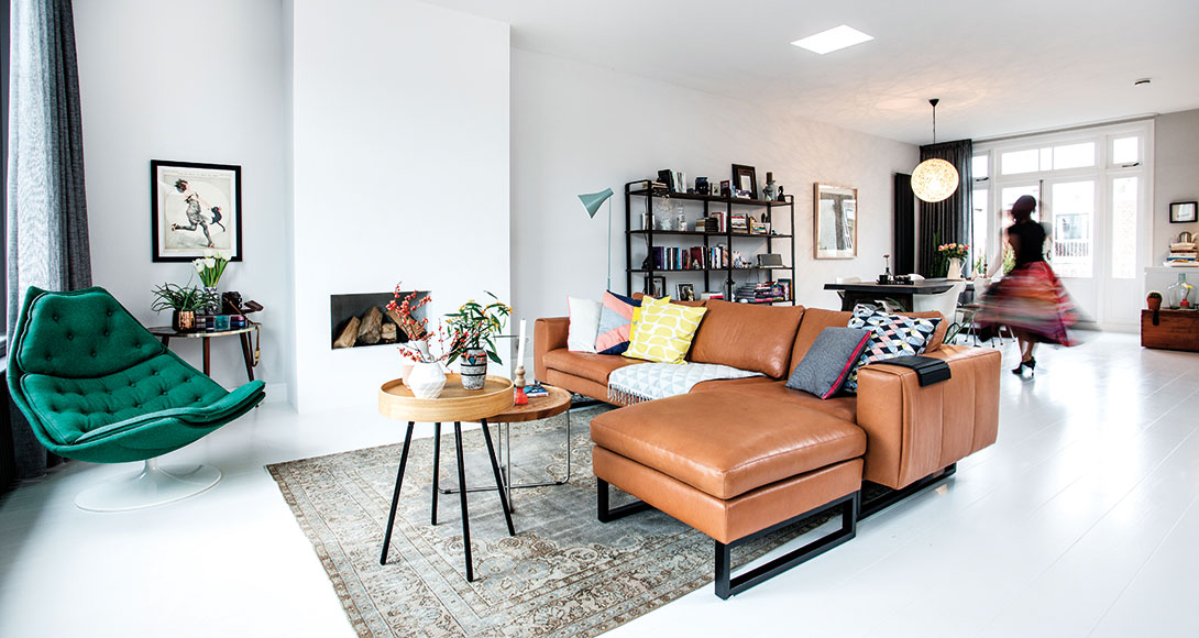 Obývací pokoj, do kterého se netradičně vchází po schodech, je světlý a velký. Je v něm dostatek slunce, které rozjasňuje všechny barvy. Foto Femque Schook pro Westwing Home and Living