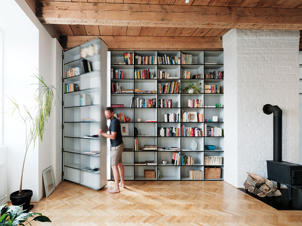 „Tajné dveře“ v knihovně jsou architektovým splněným dětským snem. „Měl jsem z nich radost, i když nejsou v mém bytě,“ říká architekt. Foto Peter Jurkovič