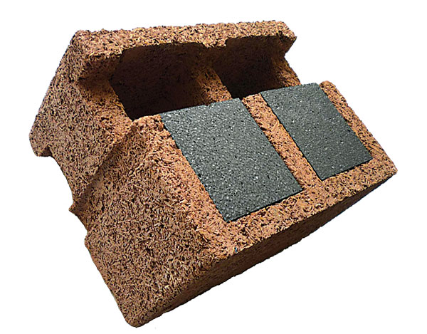 Dřevo a beton. Při stavbě nízkoenergetických domů lze využít i materiál Durisol. Jeho základem je dřevěná, smrková nebo jedlová štěpka, přidáním portlandského cementu a vody vzniká štěpkocement – u tohoto výrobního procesu nevznikají žádné škodlivé látky. Durisolové tvarovky se ukládají na sebe nasucho a vytvářejí tzv. ztracené bednění, přičemž výplňový beton je prováže a zároveň zabezpečí statiku celé konstrukce. Za den je možné postavit až jedno podlaží domu. Systém má vynikající tepelněizolační a zvukověizolační vlastnosti a díky masivnímu betonovému jádru dokáže výborně akumulovat teplo. FOTO DURISOL