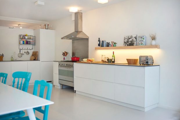 K jednoduché bílé kuchyňské lince se jako doplněk výborně hodí křiklavě barevné židle. FOTO Westwing Home & Living