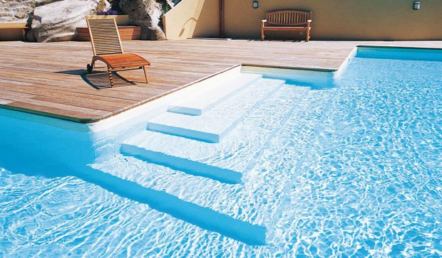 Rozměr a tvar bazénu i řešení vstupu do bazénu se přizpůsobí požadavkům zákazníka. FOTO BAZÉNY DESJOYAUX