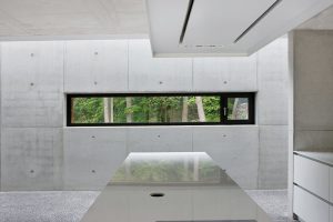Zatímco exteriéru vévodí měď, dominantním prvkem interiéru je pohledový beton. foto Schüco