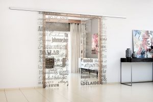 Dveře SAPGLASS jsou celoskleněné posuvné dveře do pouzdra Aktive, s barevným digitálním tiskem různých tvarů, díky čemuž jsou výraznějším prvkem interiéru. Foto Sapeli