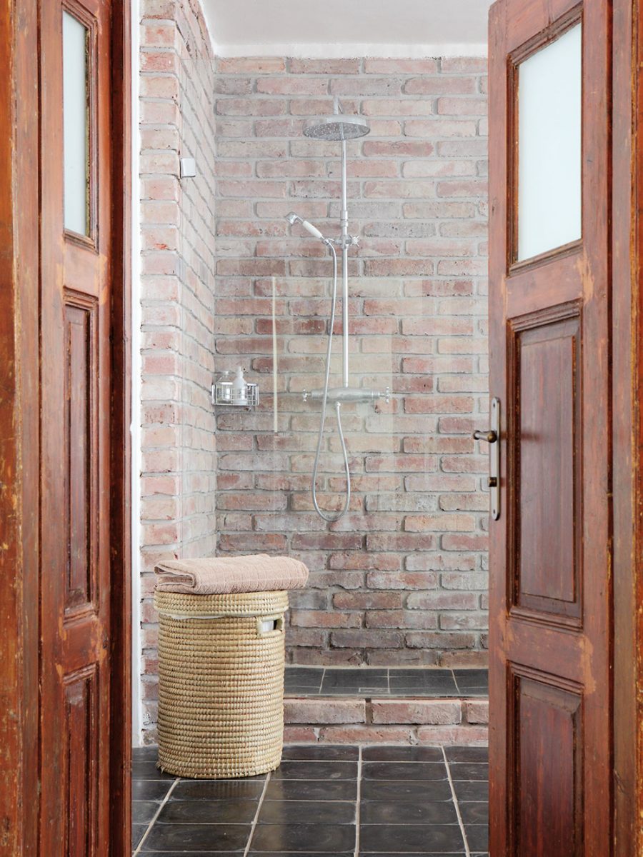 Interiérové dveře ve spodním patře se naštěstí dochovaly a svým lehce omšelým vzhledem dodávají koupelně kouzlo starých časů. foto Robert Žákovič