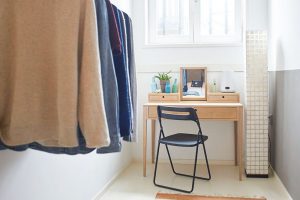 Z úzkého pokoje se zatím stala šatna, do které si Reinout vymyslel minimalistický věšák na oblečení. FOTO Westwing Home & Living
