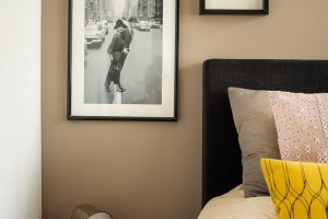 Jako dekoraci dokáže Odetta použít prakticky cokoli. Ráda si vystavuje zvláštní a zábavné předměty. Foto Femque Schook pro Westwing Home and Living