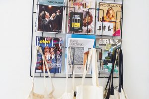 V šikovné nástěnné přihrádce jsou časopisy vždycky přehledně vyskládané a uklizené. FOTO Westwing Home & Living
