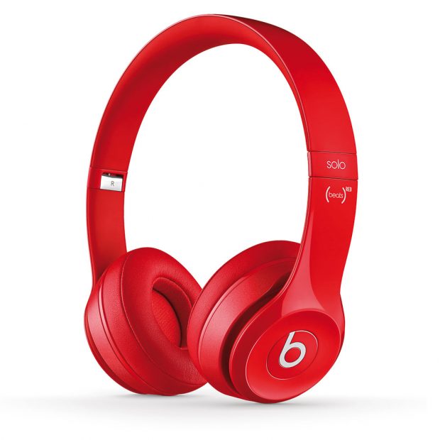 Sluchátka Beats by Dr.Dre Solo 2, frekvenční rozsah 20–20 000 Hz, skládací konstrukce, s mikrofonem, ovladač RemoteTalk na kabelu (kompatibilní s iOS), pouzdro na přenášení, z charitativní edice Product Red, nákupem přispějete na boj proti AIDS, 3 978 Kč.