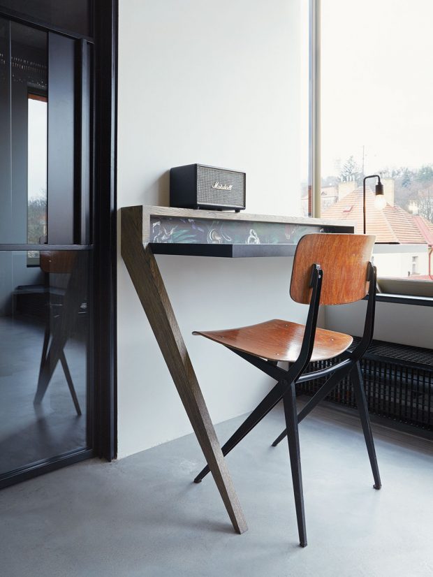V pokoji jsou dva minimalistické psací stoly. Architektka k nim přidala jednoduché dřevěné židle Marko chairs. foto Jakub Skokan a Martin Tůma z BoysPlayNice