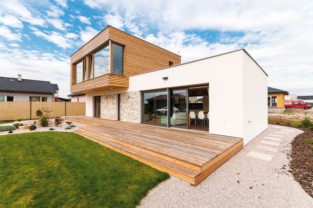 Ustupující horní podlaží je efektním architektonickým prvkem. Dům jako by byl složen ze dvou navzájem pootočených kvádrů, přičemž přesah horního podlaží je zároveň využitý pro stínění terasy. V Levíně architekt podpořil tento efekt i odlišnou fasádou. Foto LUCERN