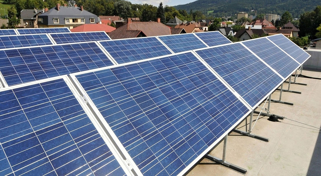 Fotovoltaická elektrárna na střeše plně elektrifikované administrativní budovy Fenix. FOTO: FENIX TRADING