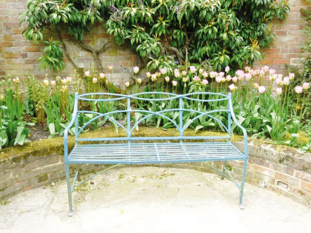Při umisťování lavičky do zahrady pamatujte, že se budete cítit pohodlněji, když budete mít krytá záda. FOTO LUCIE PEUKERTOVÁ