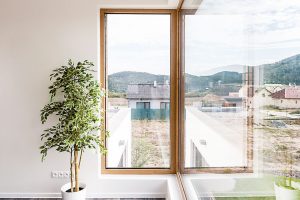 Na dřevostavbě v Levíně použili okna s trojitým zasklením a kvalitními plastovými profily – Inoutic Eforte (dřevěný dekor v poschodí obloženém dřevem) a Inoutic Prestige (antracitová šedá na omítnutém přízemí). Foto LUCERN