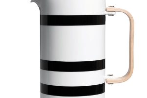 Keramická kávová konvice, výška 21 cm, průměr 10 cm, dřevěná rukojeť, 2 629 Kč, www.bellarose.cz