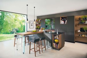 Tmavé přírodní dřevo skříněk působí v kombinaci s černým matným sklem elegantně. Kuchyni od TEAM 7 si můžete poskládat přímo podle vašich představ.