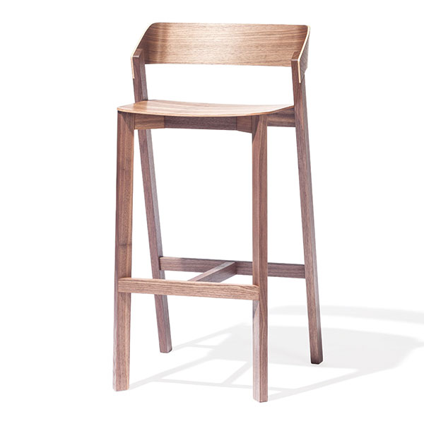 Barová židle Merano, design Alex Gufler, masivní dub, od 7 960 Kč, TON