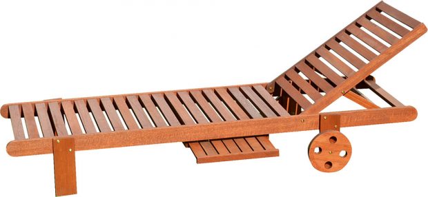 Z exotické dřeviny meranti je vyrobeno lehátko Annecy. Ideální je na opalování nebo odpočinek. Praktický je i vysunovací servírovací stolek, na který si můžete odložit drobnosti. Prodává Hornbach.