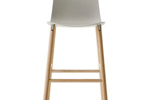 Barová židle od Kristalia, design NEULAND. PASTER & GELDMACHER, vyšší varianta s vysokým opěrákem: šířka 51 cm, hloubka 65 cm, výška 101/76 cm, 15 437 Kč, www.puntodesign.cz