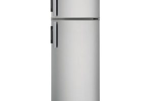 Elextrolux EJ2302AOX2, volně stojící kombinovaná chladnička, energetická účinnost A++, výška 140,4 cm, šířka 54,5 cm, hloubka 60,4 cm, celkový čistý objem 228 l, automatické odmrazování, zvukový a vizuální alarm vysoké teploty, nastavitelné nožičky pro větší stabilitu, 10 576 Kč.