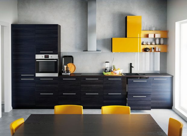 Minimalistickou tmavou kuchyň lze ozvláštnit například jednou skříňkou výraznější barvy, kterou doplňte židlemi ve stejném odstínu. FOTO IKEA