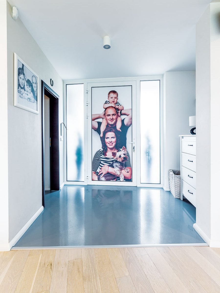 Litá podlaha dotváří jednoduchý vstup, který si majitelé oživili rodinnou fotografií umístěnou na vchodových dveřích. Foto MIRO POCHYBA