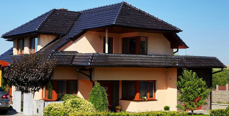 Povrchová úprava tašek má zásadní vliv na vzhled střechy