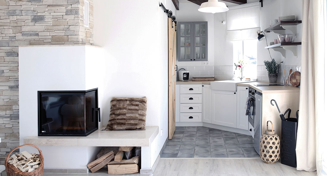 Dlažba v kuchyni, imitující beton, optickyodděluje prostor kuchyně a obývacího pokoje a zároveň lépe odolá případným pádům kuchyňského náčiní. Foto HAUSMAUS