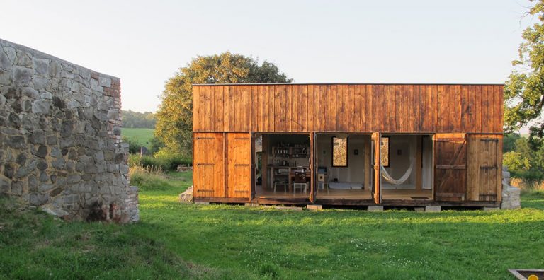 Minimální rekreační dům mezi zdmi staré stodoly: Pohodlný, ale ne nad limit!
