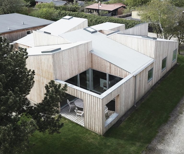 Mozaika místností, teras a jejich střech: Moderní střešní dům nabízí zážitek ze světla