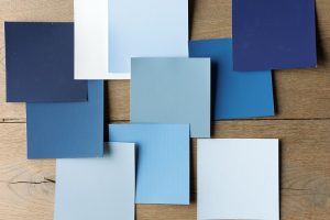 Hlavním tématem při výběru barevné palety pro rok 2017 je rovnováha – vyvážený kontrast mezi tlumenými světlými a výraznějšími odstíny. Určujícím barevným tónem pro letošní rok je popelavě modrá, která je univerzálním základem pro různé barevné styly. FOTO DULUX