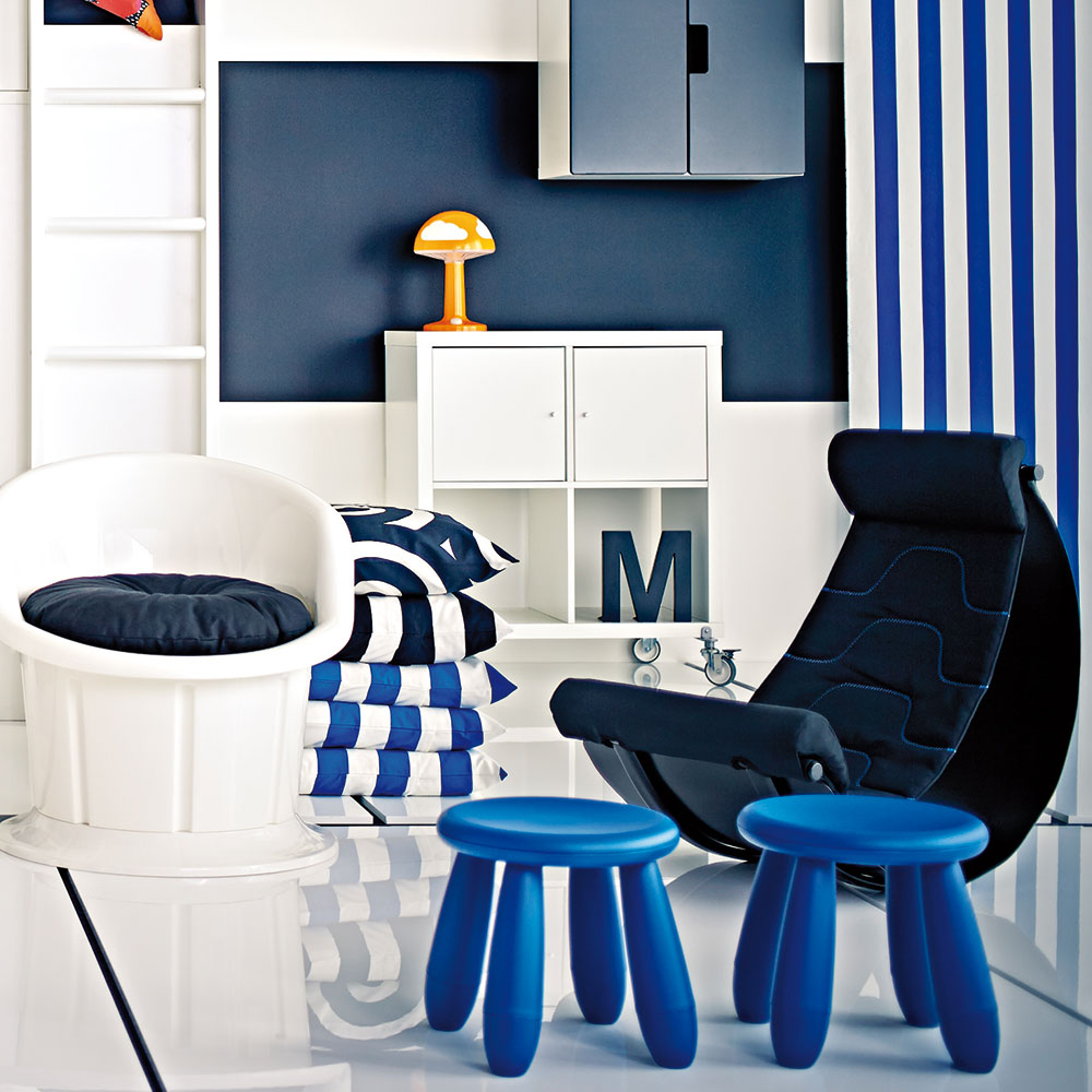 DĚTSKÁ STOLIČKA MAMMUT je dostupná ve více barvách a dětem skvěle poslouží i jako odkládací stolek. Najdete v obchodním domě IKEA.