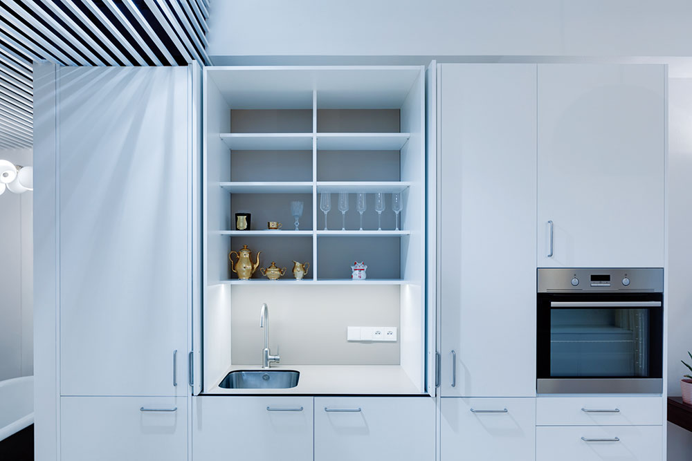 Designéři pojali prostor pro vaření silně minimalisticky, nešetřili zde ovšem na úložných prostorech. Kuchyň není využívána každý den, proto se v mezičase ukrývá ve skříni. FOTO: BOYSPLAYNICE