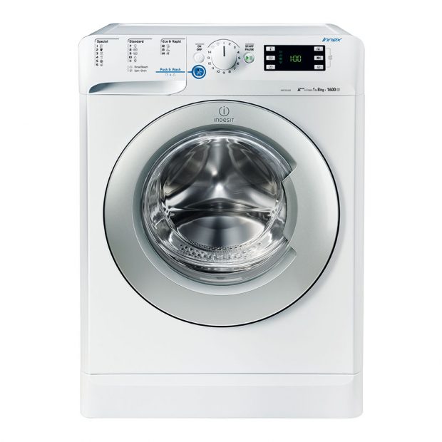 Indesit INNEX XWE 81683X WSSS, automatická pračka, energetická třída A+++, kapacita bubnu 8 kg, univerzální 50minutový cyklus, tichý chod při praní, máchání a odstřeďování, velký digitální displej, odložení startu, ukazatel délky pracího cyklu, sportovní program a program pro odstranění zápachů, 9 490 Kč.