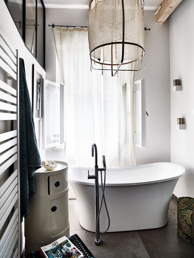 Koupelna s výhledem do zahrady představuje jedno z Moničiných nejoblíbenějších míst. Kombinace minimalismu, mramorové mozaiky, orientálního zrcadla a lustru od Ay illuminate je velmi příjemná. FOTO LE PATIO/PETR KARŠULÍN