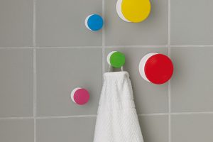 Barevné háčky LOSJÖN se dají na zeď nalepit, nebo přišroubovat. Jsou veselým a jednoduchým doplňkem, který nezatíží vaši peněženku. FOTO IKEA
