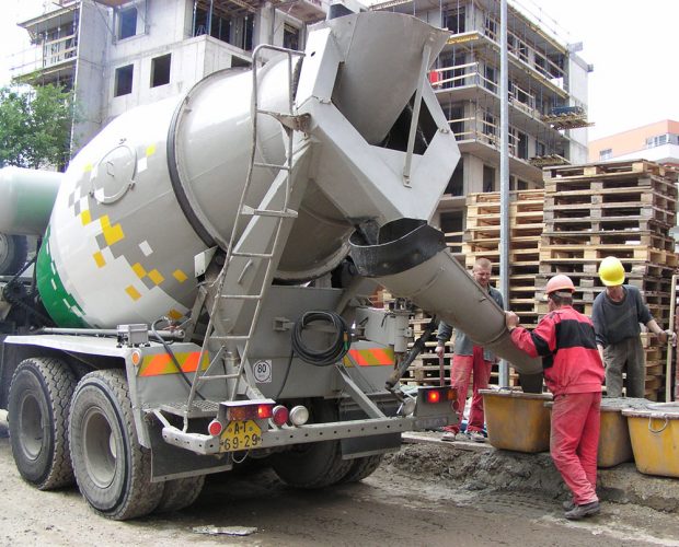 Doprava a uložení čerstvé malty MALMIX z autodomíchávače do plastových kontejnerů - van. Je potřeba počítat s tím, že naplněný kontejner (200 l) váží přes 400 kg. Zdroj: Českomoravský beton