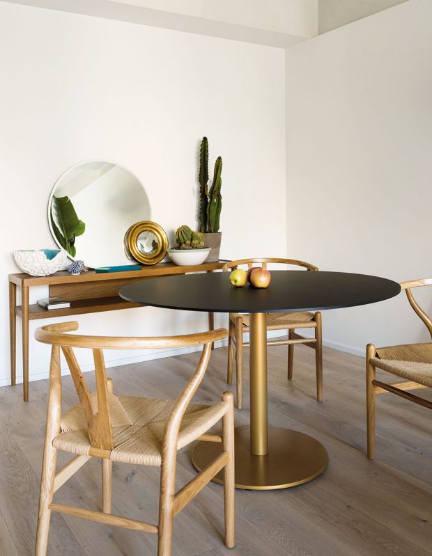 Jídelní sezení se skládá ze stolu značky Pedrali a jedněch z nejznámějších židlí světa CH24 Wishbone od značky Carl Hansen, jež v roce 1950 navrhl dánský architekt Hans J. Wegner. FOTO ROBERTO RUIZ, WWW.ROBERTORUIZ.EU 