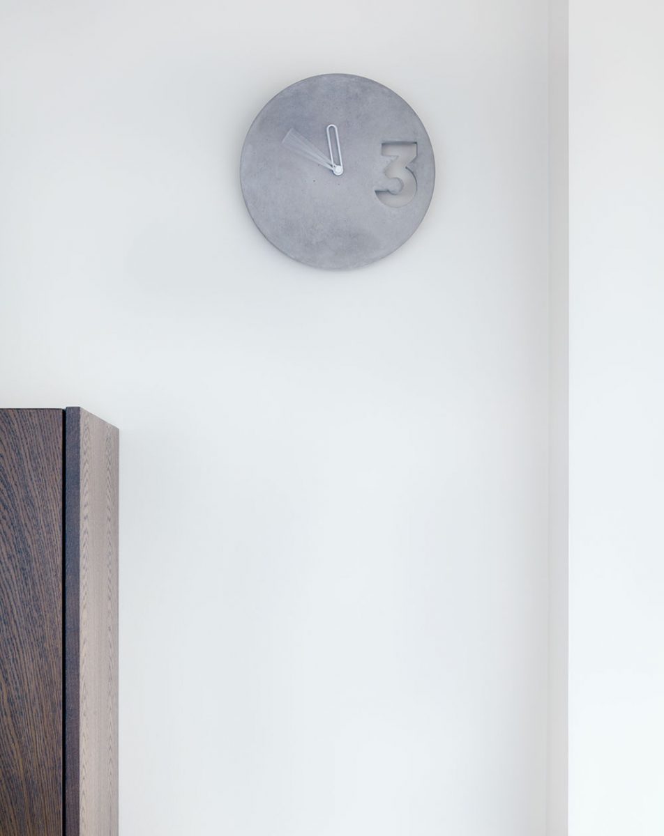 Minimalistické hodiny jsou jedním z betonových doplňků, krásně se vyjímají na stěně v kuchyňské části.FOTO BOYSPLAYNICE